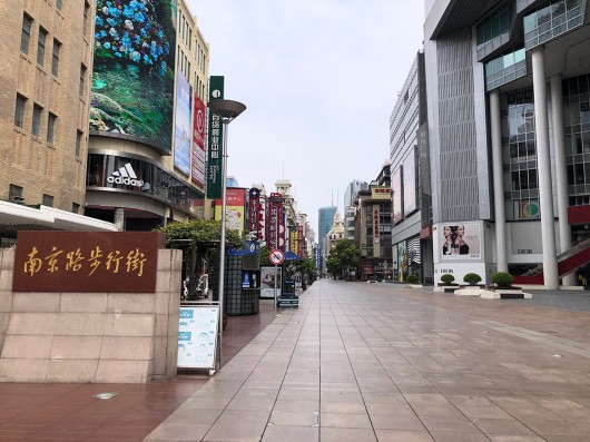 2022年4月1日,上海南京路步行街几乎空无一人.