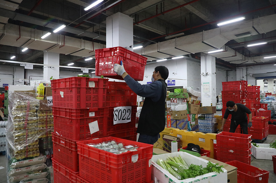 多多买菜上海大仓内,员工正在进行装运