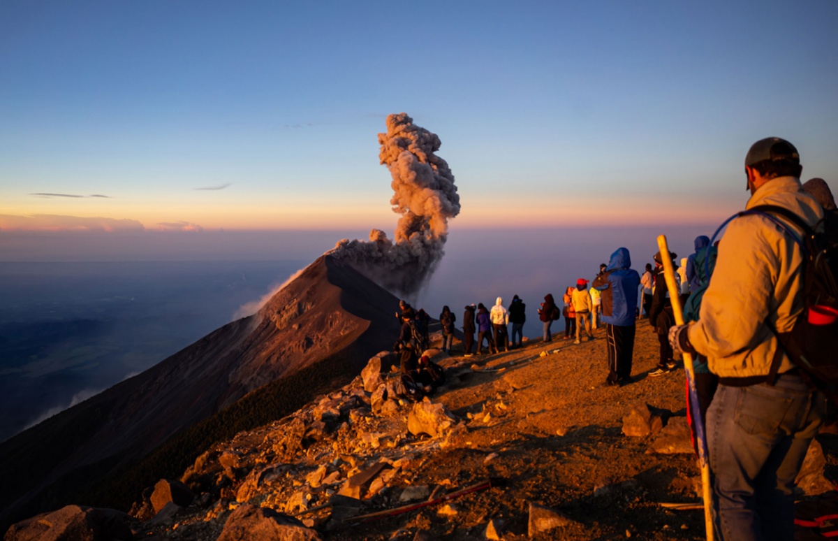 震撼超乎想象!国外摄影师近距离拍摄富埃戈火山喷发瞬间