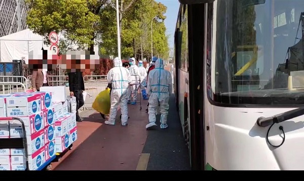 光荣退 疫 34岁感染者讲述方舱生活 感觉像退休 抢着做志愿者