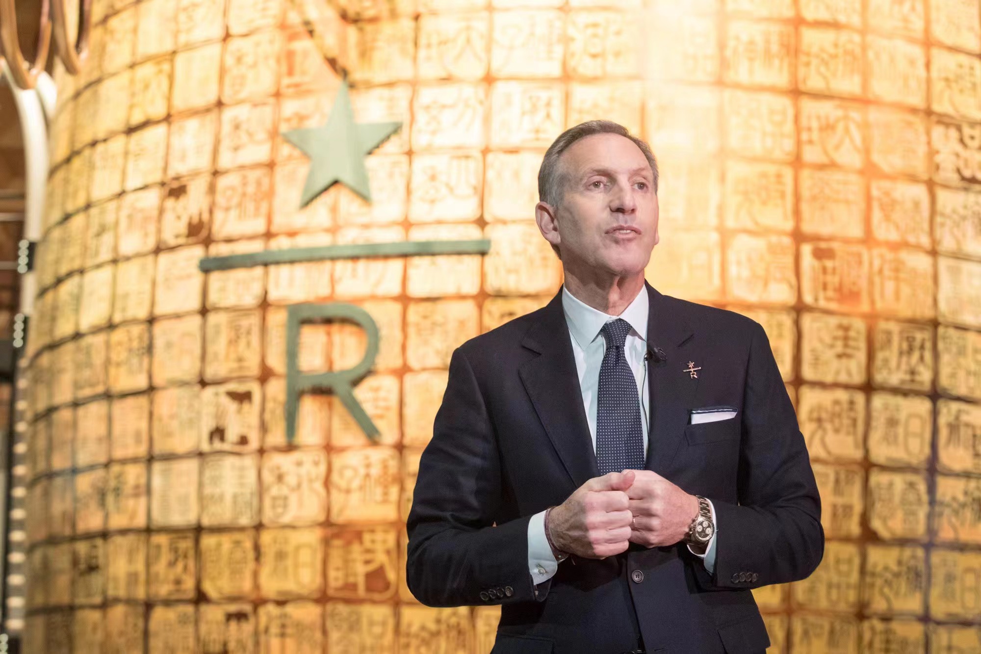 星巴克创始人舒尔茨正式回归，宣布暂停股票回购计划