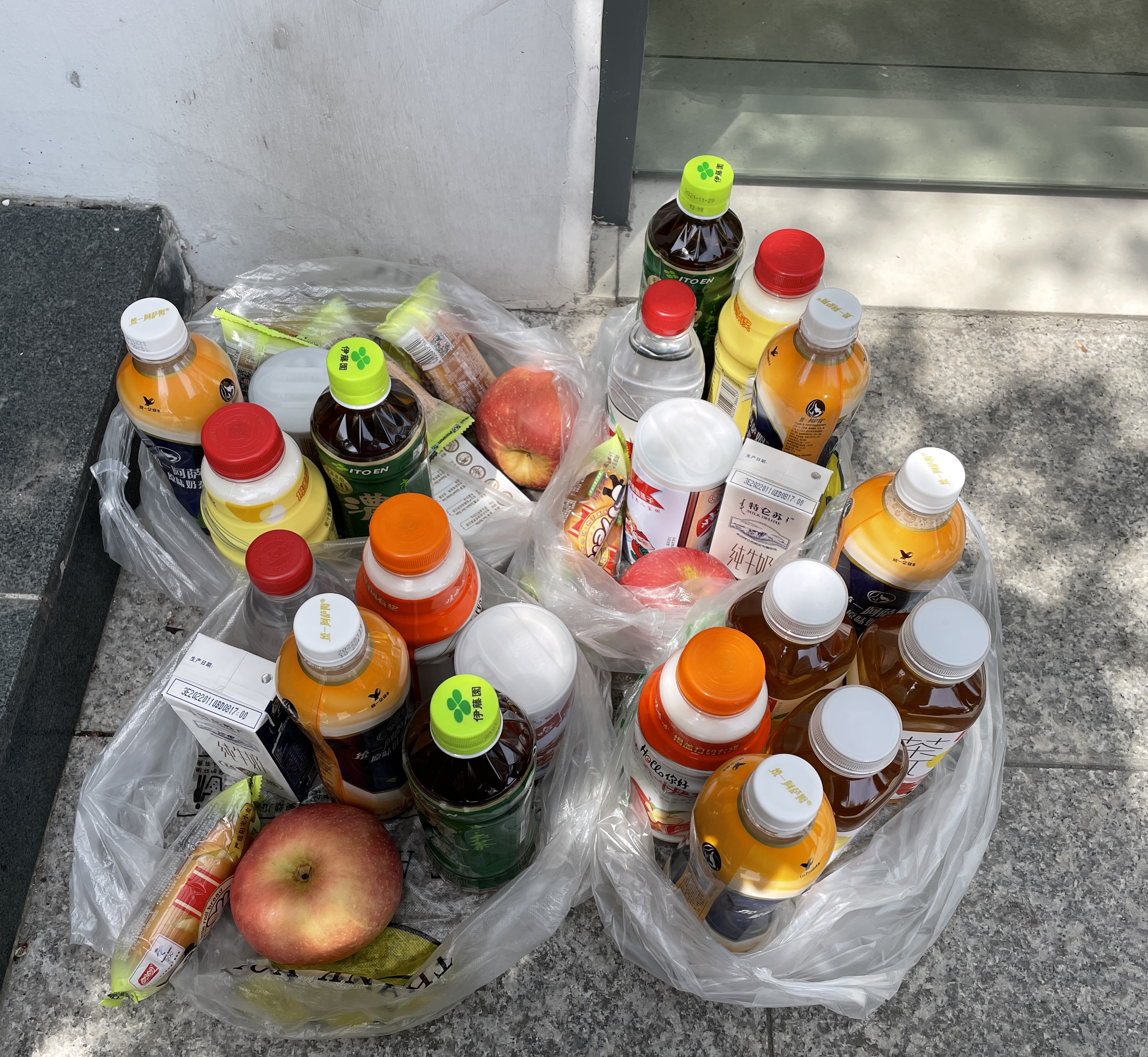 结束采样后，工人们送给他们牛奶饮料等  