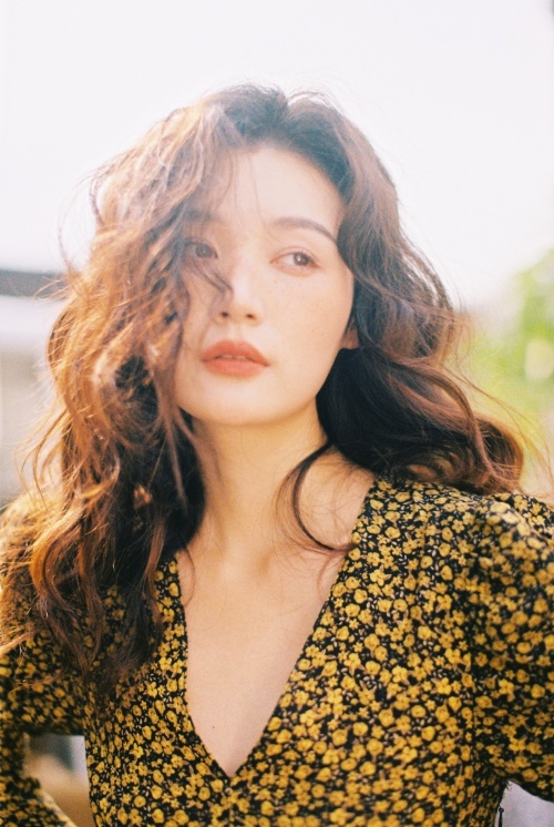 金梦阳子写真卷发轻柔眼神冷欲 气质开挂具备故事感