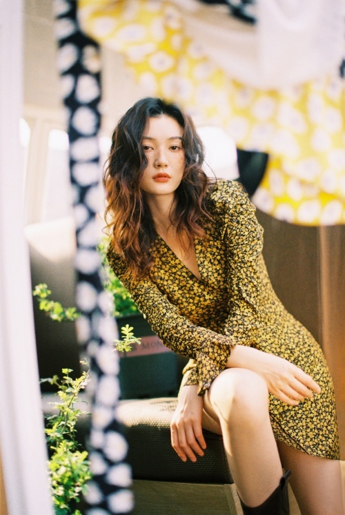 金梦阳子写真卷发轻柔眼神冷欲 气质开挂具备故事感