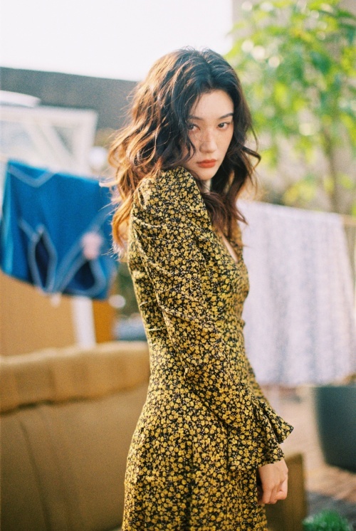 金梦阳子写真卷发轻柔眼神冷欲 气质开挂具备故事感