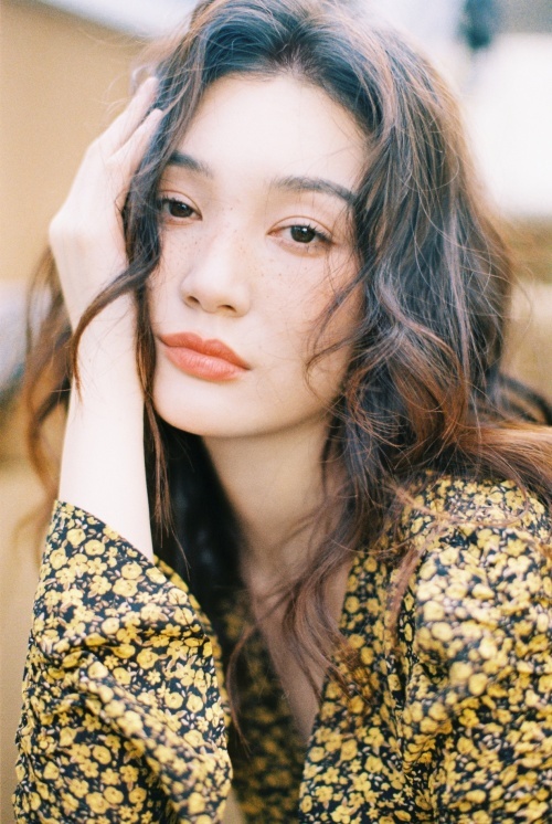 金梦阳子写真卷发轻柔眼神冷欲 气质开挂具备故事感