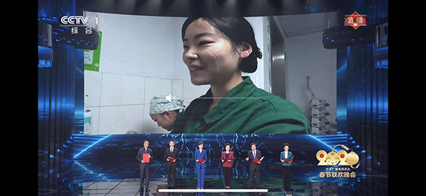 汪俊接受媒体采访的画面登上春晚背景墙。  央视截图