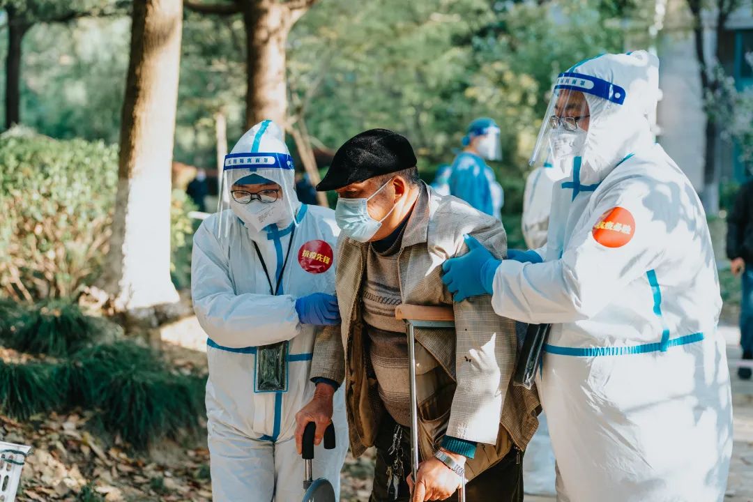 抗疫瞬间温暖定格松江的这些画面让人泪目这些身影令人动容
