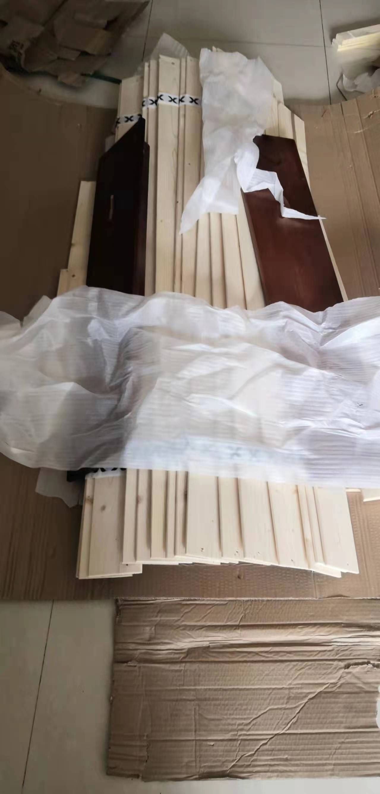 梁先生认为实木床实物模板过薄,与宣传不符。 受访者提供