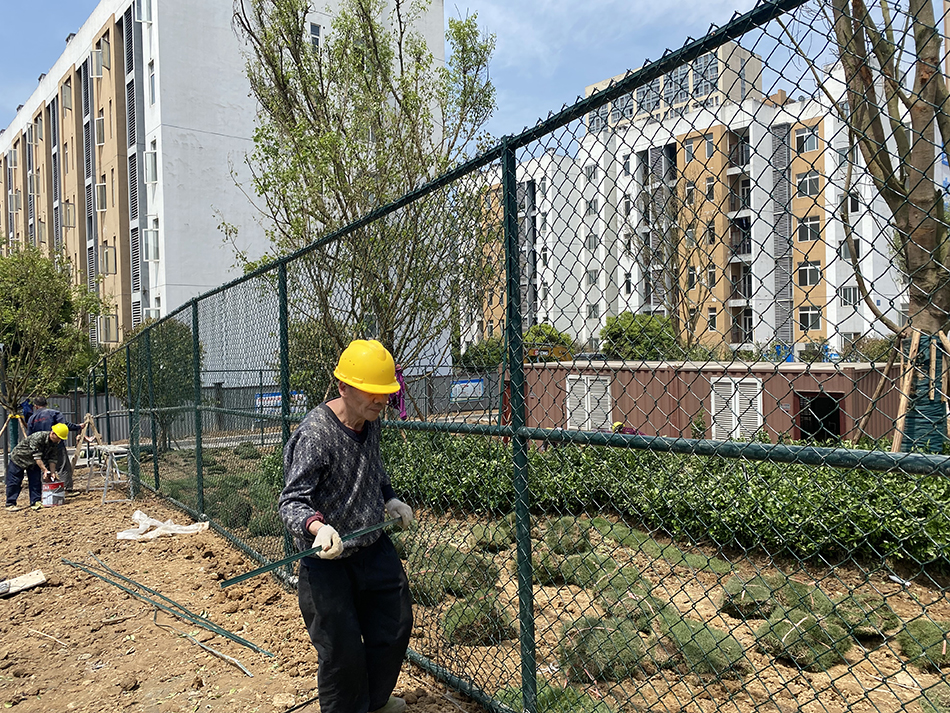 百合佳园隔离点施工工人正在安装隔离防护网。