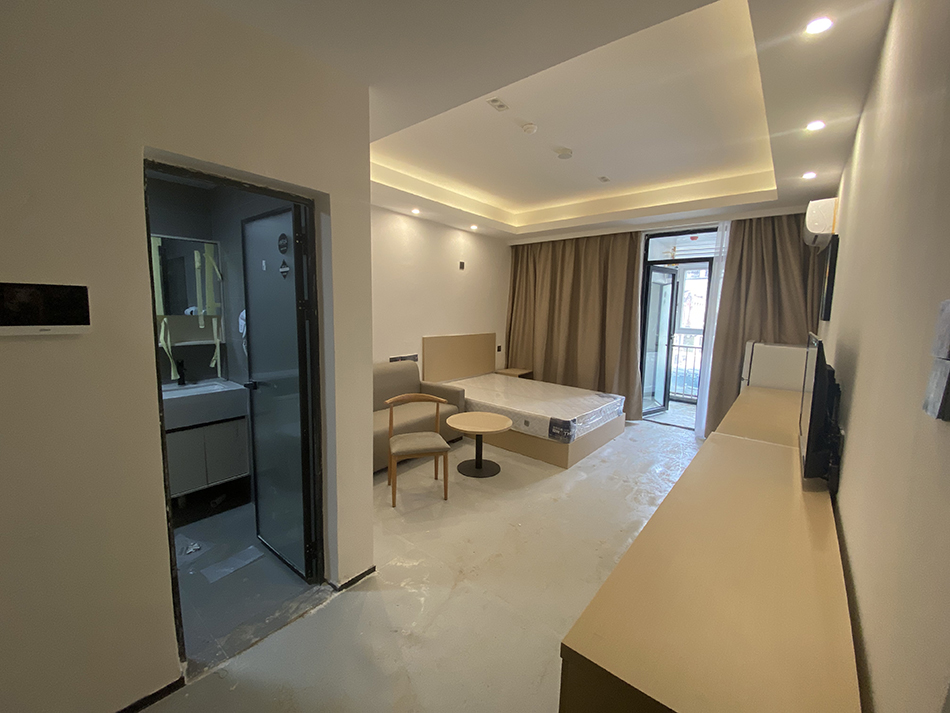 百合佳园隔离点房内设施完善，有冰箱、电视、洗衣机等。