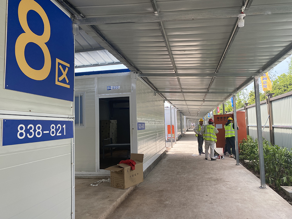 璧山集中防疫隔离点隔离区走廊。