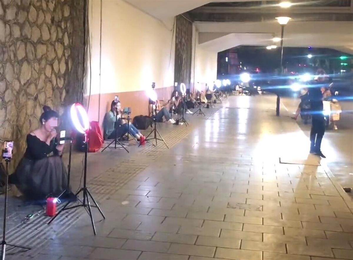 近日,桂林的一个桥洞成为网红直播的聚集地(视频截图)