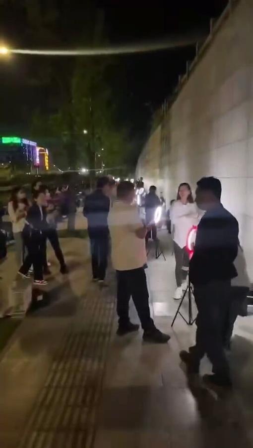 网红的扎堆也造成了人员的聚集,影响了交通(视频截图)