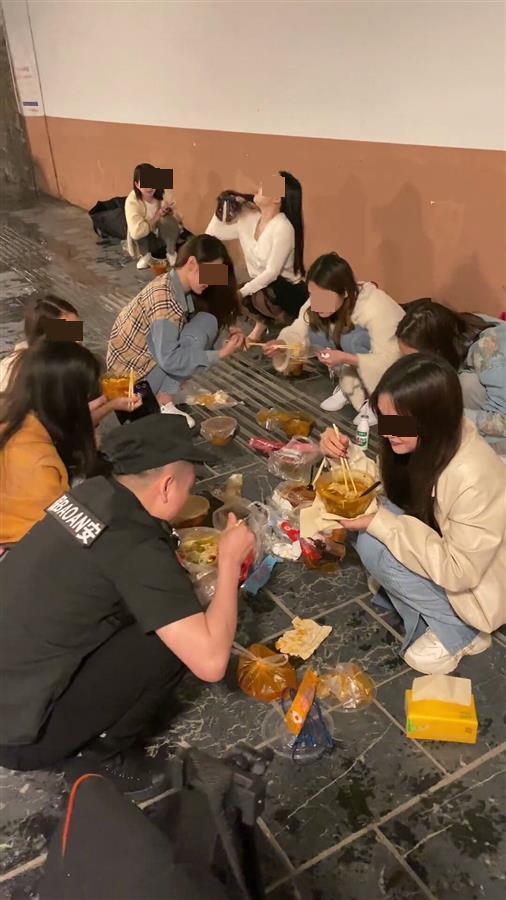 凌晨,直播结束后,主播在桥洞下一起吃粉(视频截图)