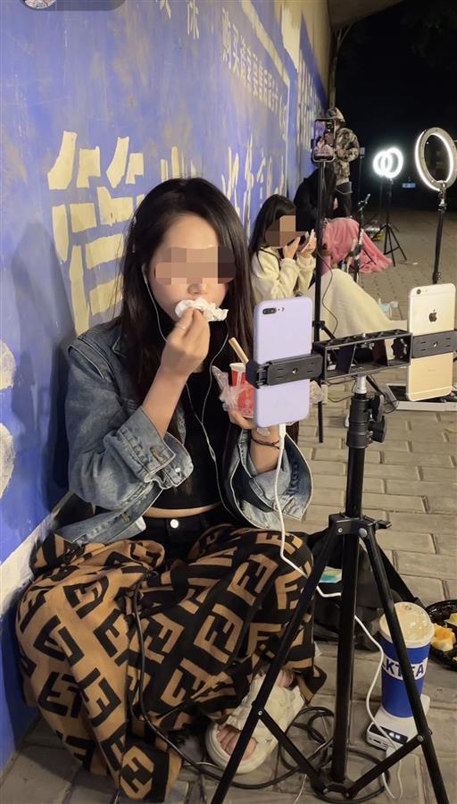 桂林网红在桥洞里直播(视频截图)