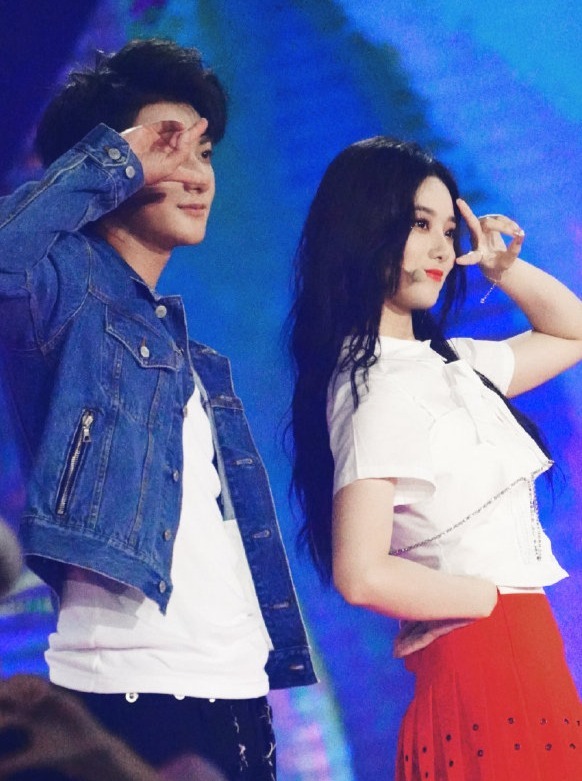 恋情传闻再添细节徐艺洋连续两天陪黄子韬拍戏