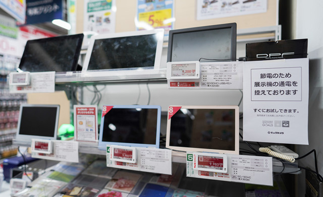 为节约用电，日本东京一家商场关闭一部分展示电子产品。（新华社图）