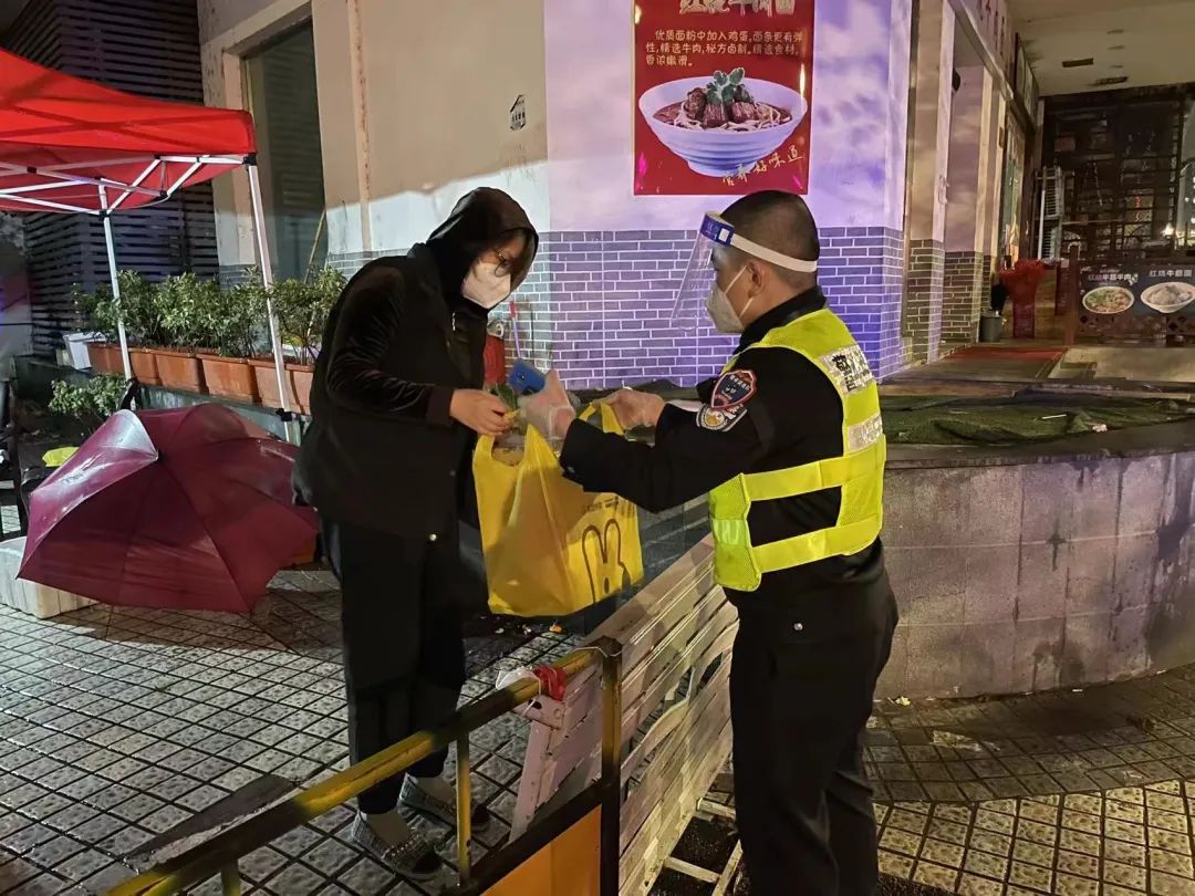 暖心守沪 | 雨夜驱车68公里！​普陀的他们为居民送上“救命药”