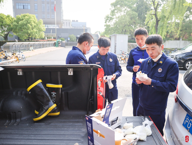 负重40多斤的喷雾消杀设备，徐汇消防“防疫消杀队”在行动