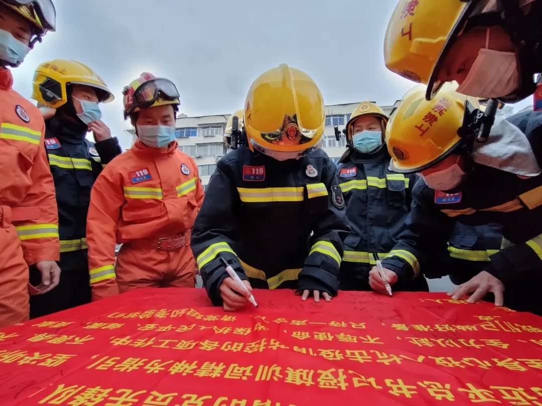 抗疫一线 党旗飘扬 | 在普陀方舱医院外的红帐篷里，有这样一群守“沪”者