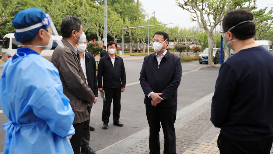 上海市长检查疫情防控工作，要求各区承担食品安全管理责任，严厉打击违法行为