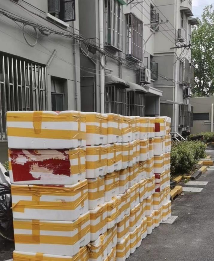上海一公寓负责人倒卖捐赠物资牟利 被警方控制