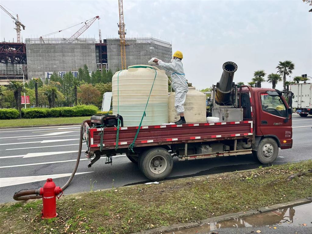 他们从老港“逆行”到临港 编织方舱医院周边的移动消杀网