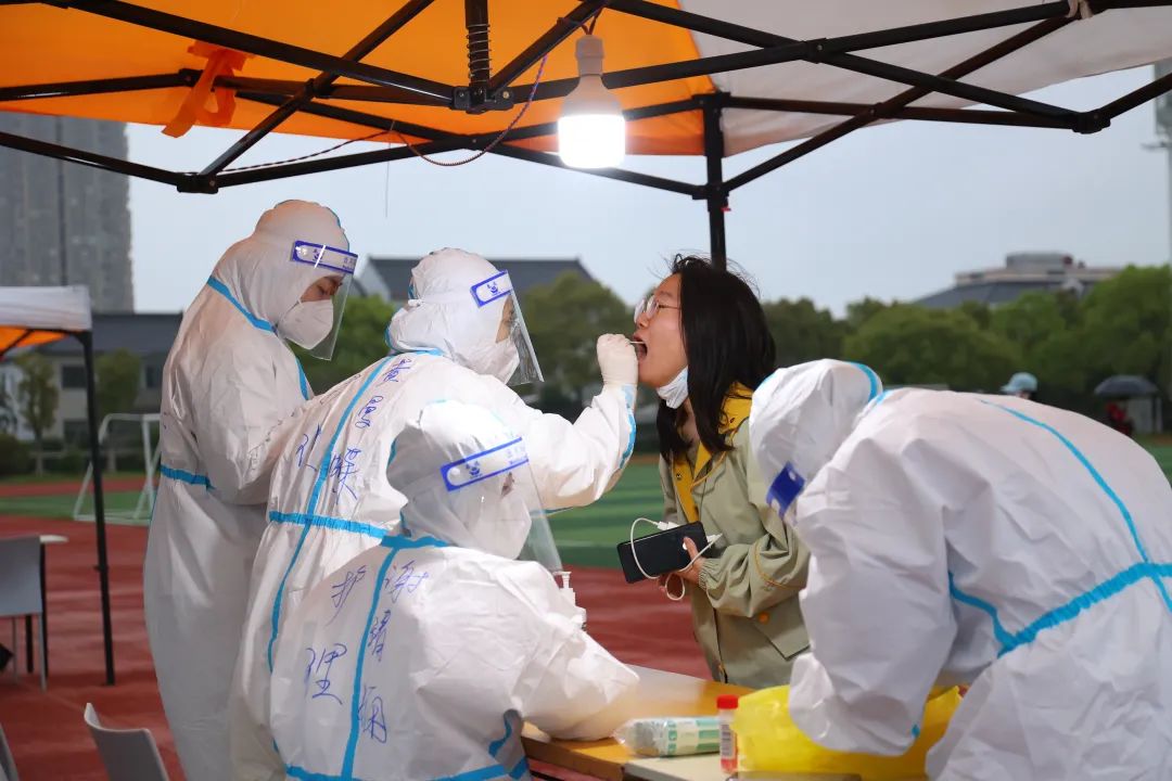 40人组队松江这所高校的专业师生当起了核酸检测采样大白