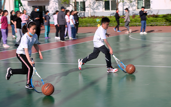 4月22日下午，北京怀柔第三小学学生参加“羊角球、赶猪、呼啦圈”等项目的趣味运动。视觉中国供图