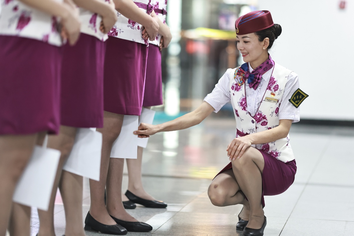 重庆高铁乘务员进行礼仪培训 备战"五一"假期