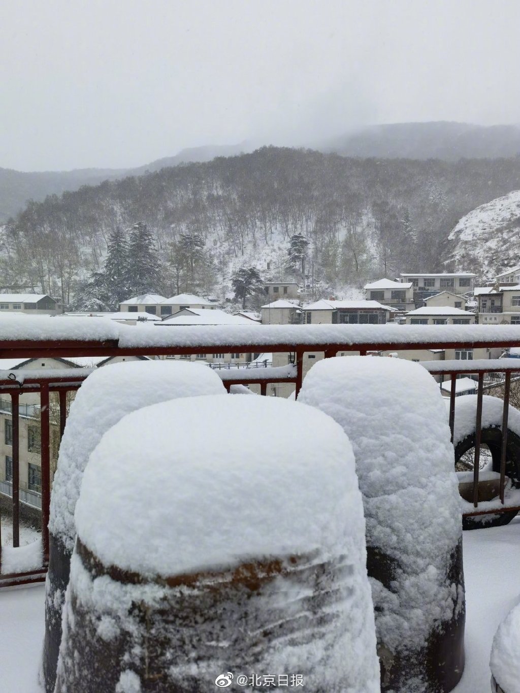 北京四月飘雪，气象专家：北方冷空气影响，山区气温跌破零度