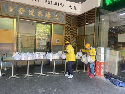 东发道茶冰厅人民广场店外卖采取无接触配送。受访者供图