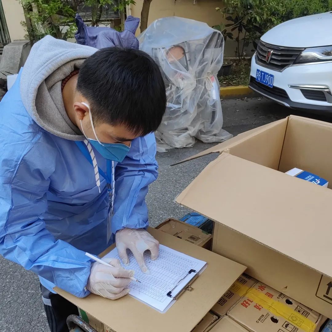 宝山这里的物资配送突击队为居民送去“及时雨”