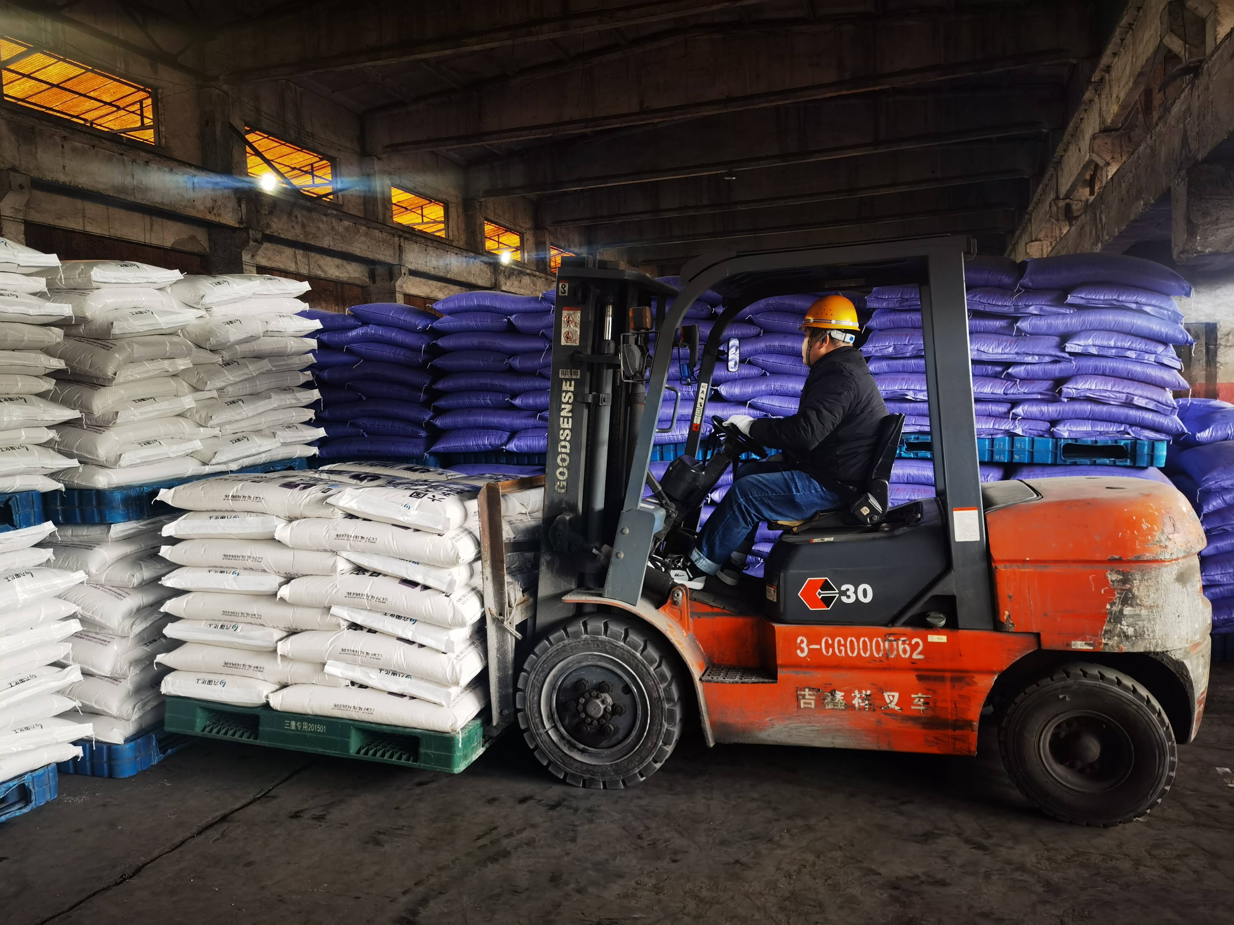 安徽六国化工股份有限公司专用线内，工作人员在装运化肥。    叶晓刚    摄