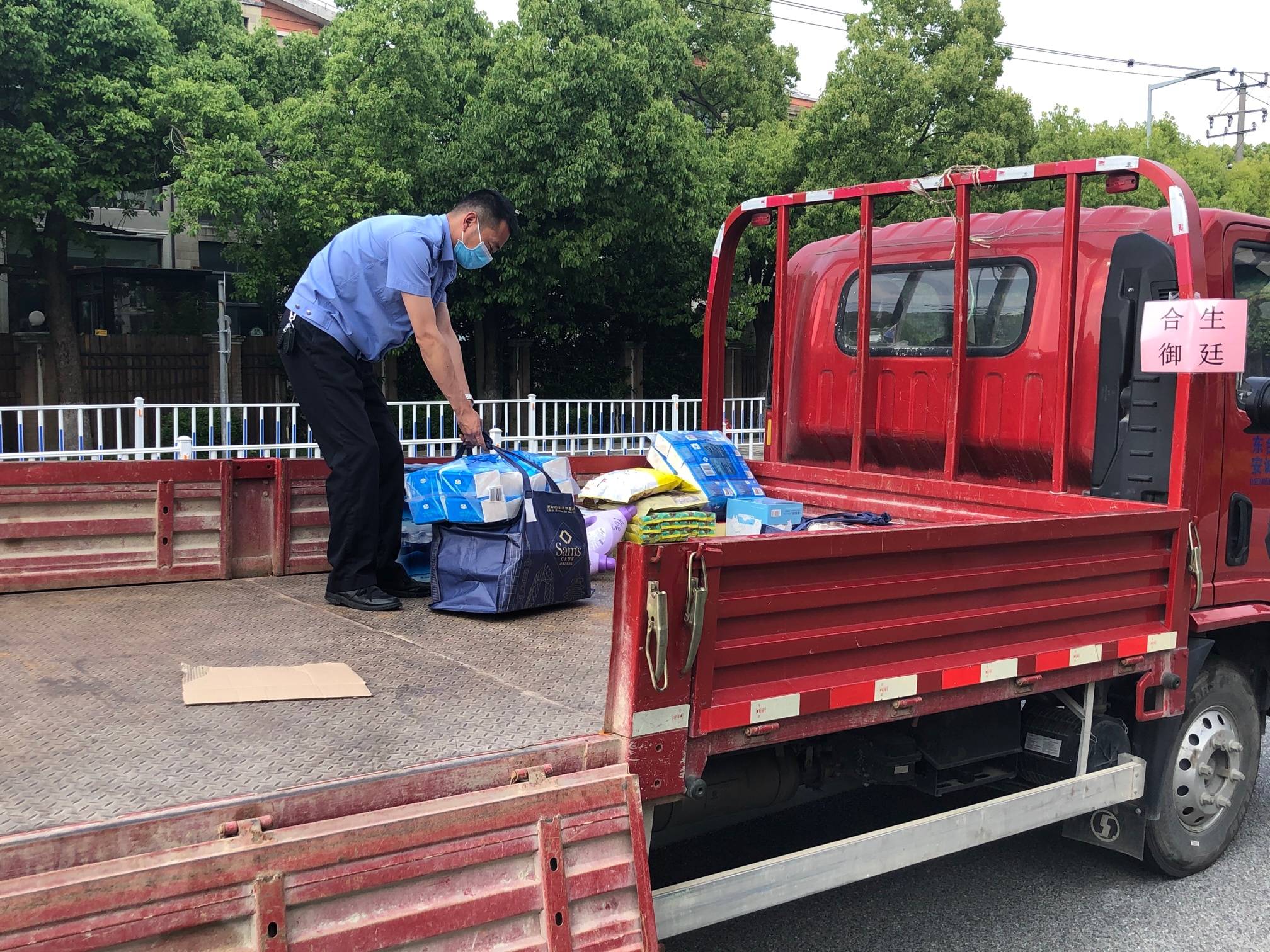 物业开卡车前来帮助居民搬运物资。