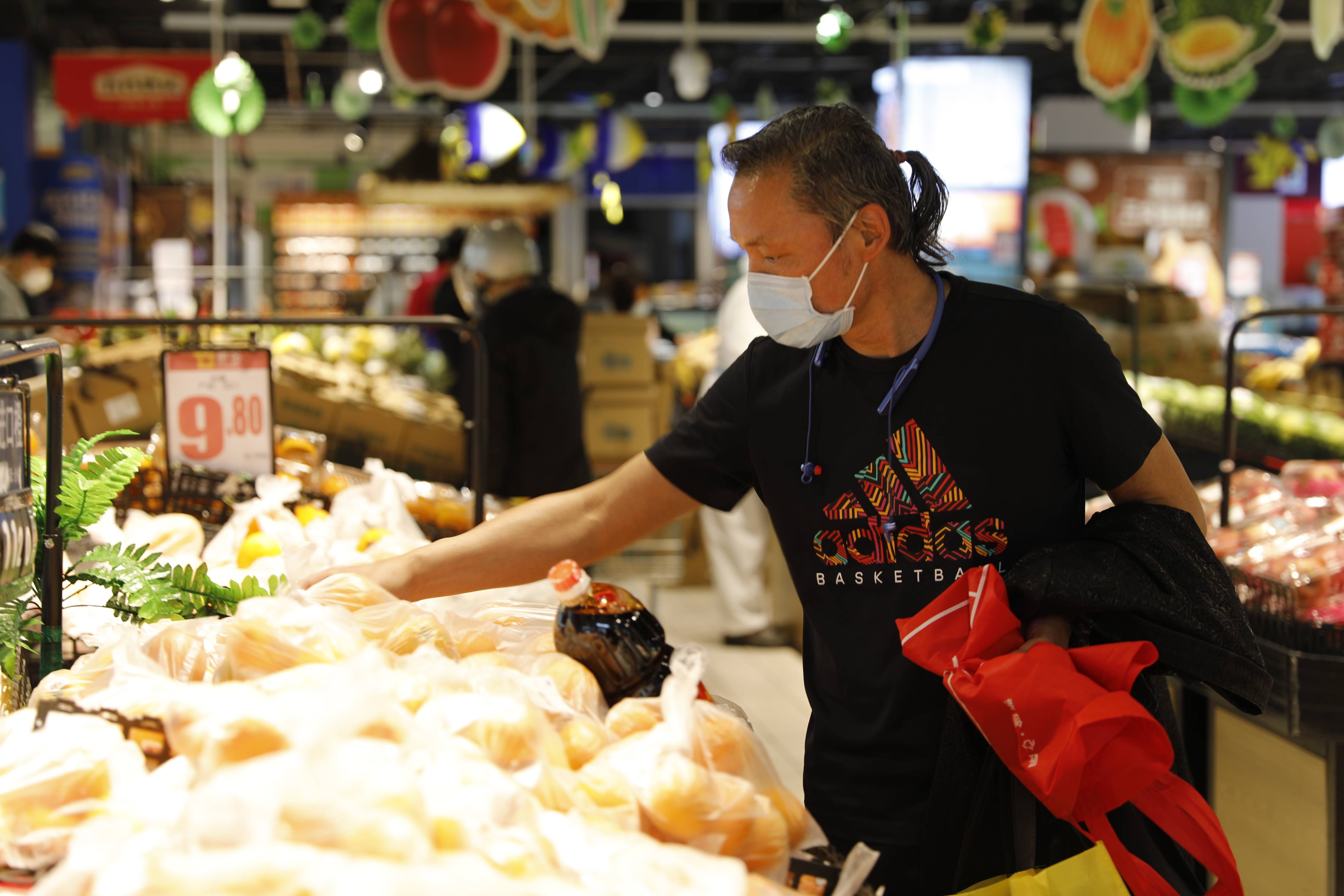 居民在家乐福采购。本文图片除标注外,均由澎湃新闻记者巩汉语、李佳蔚摄
