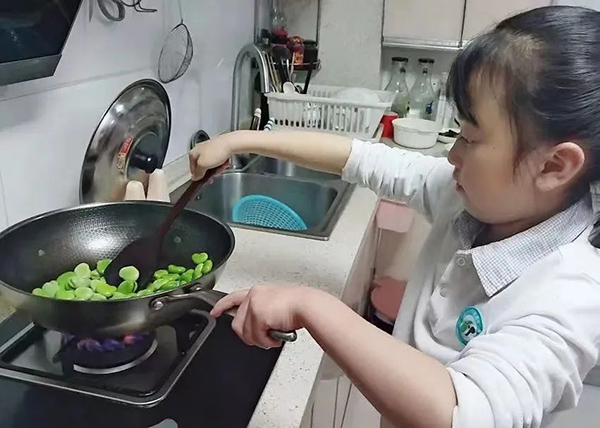 浦汇小学学生学习做菜本文图均为上海教育微信公众号图