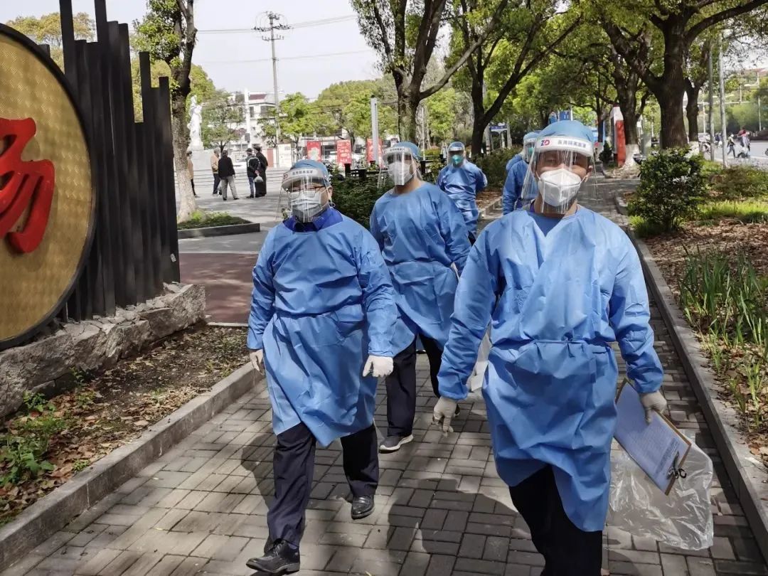 城管队员们和他们的爱车 一直在路上