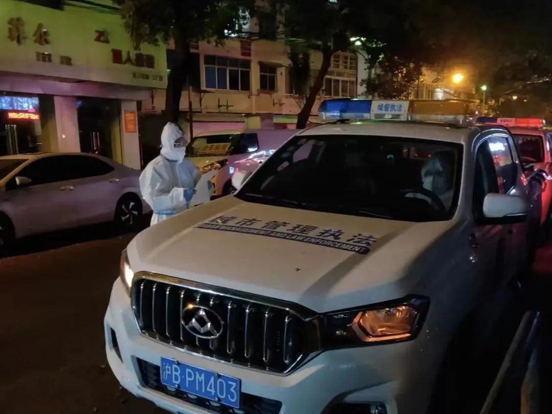 城管队员们和他们的爱车 一直在路上