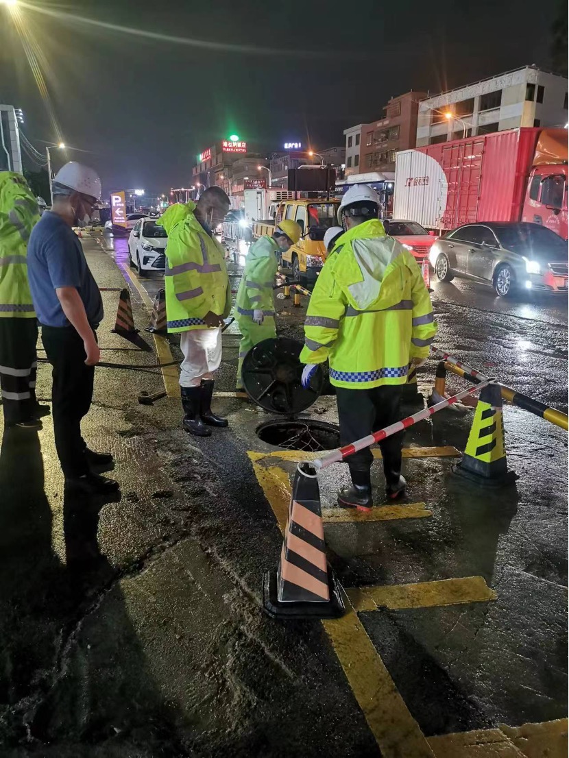 工作人员在做洪涝风险点排查及布防工作。广州市水务局 供图
