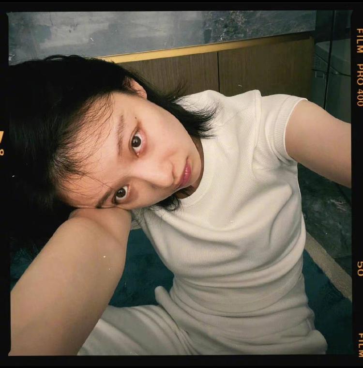 倪妮久违晒露脸照穿运动装秀长腿马甲线