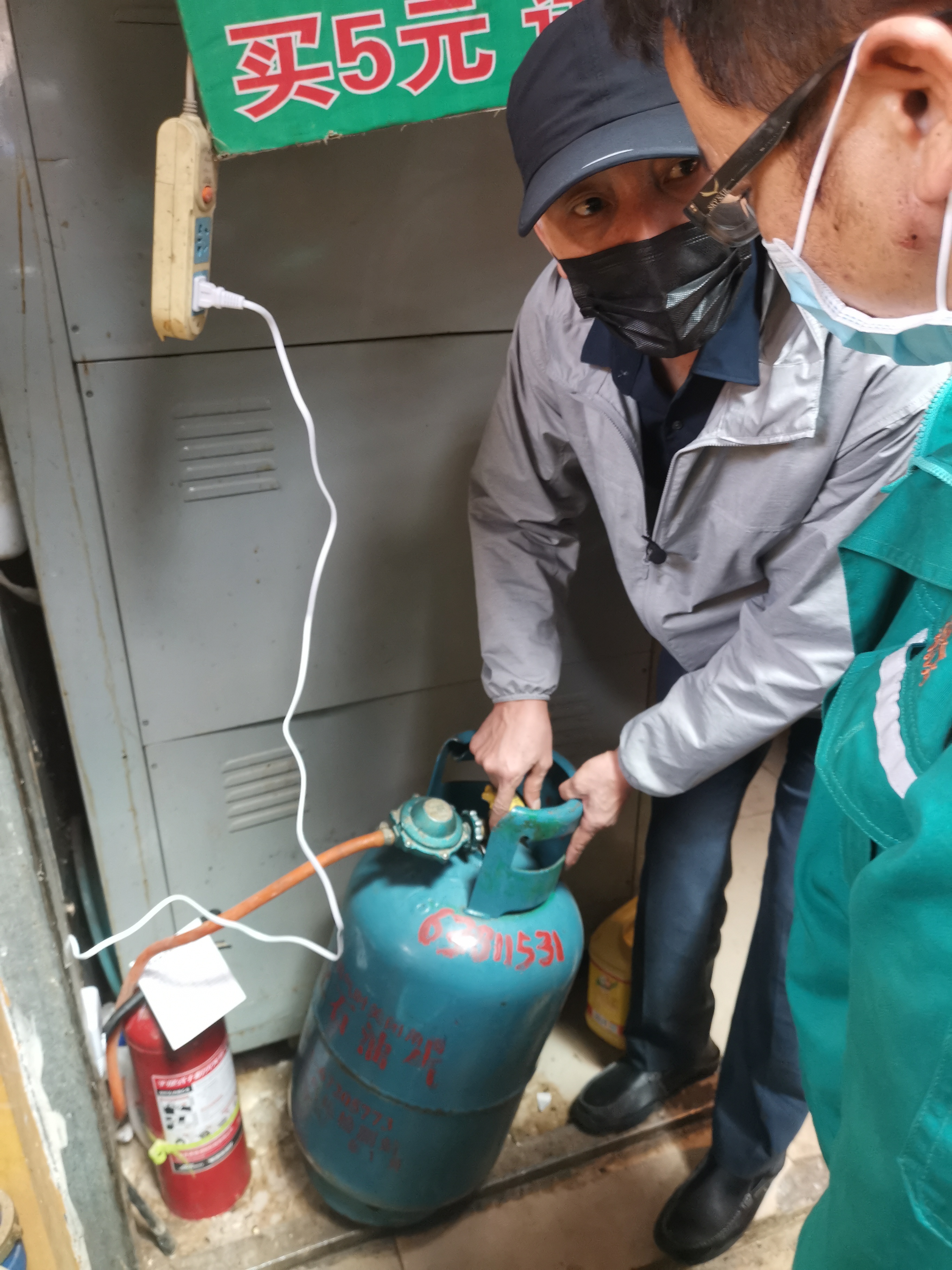 督察组专家在农贸市场中发现有不合格的液化罐。本文图片均为澎湃新闻记者 戴越 图