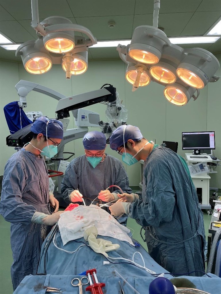 疫情下与时间赛跑新华医院神经外科助急危重症患者脱险