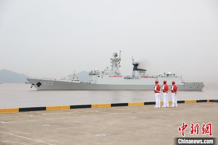 5月18日上午,海军第41批护航编队起航,赴亚丁湾、索马里海域执行护航任务。
