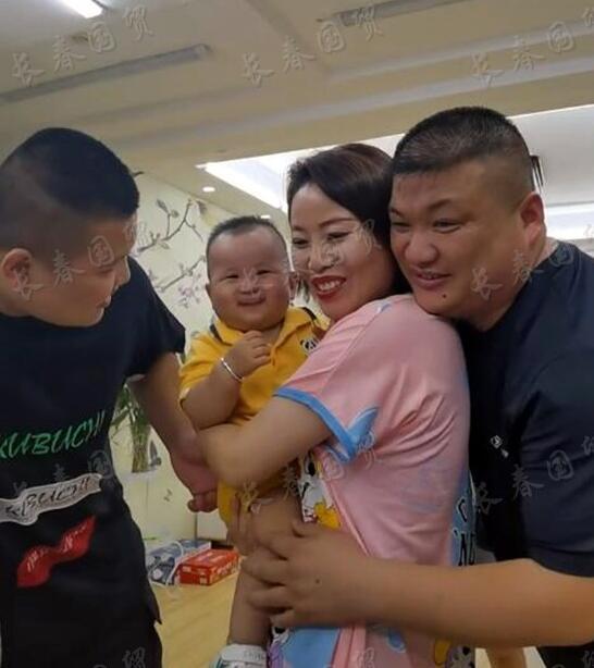 41岁草帽姐的1岁孙子曝光,祖孙三代同框共用一张脸,基因好强大