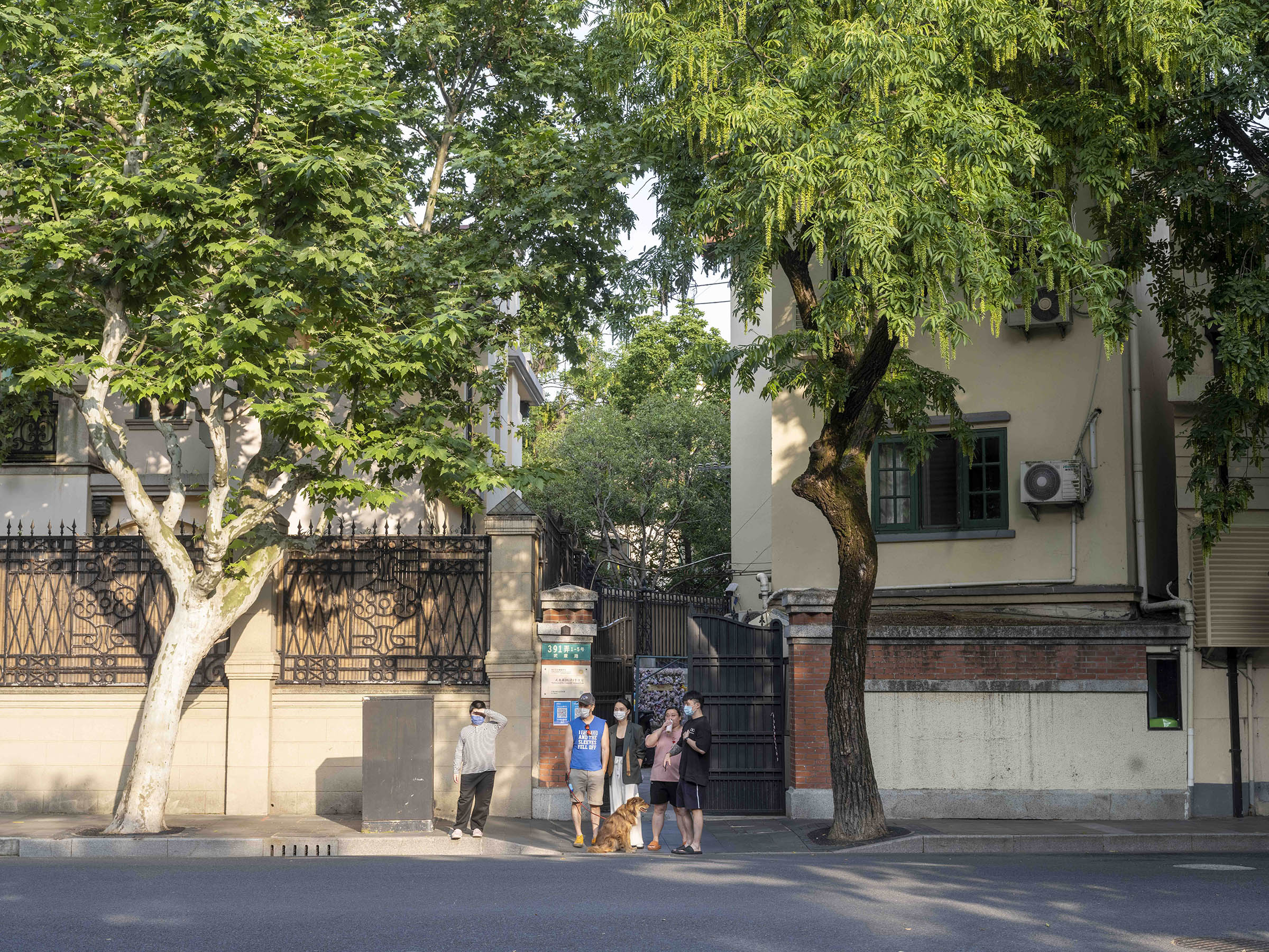 2022年5月21日，武康路上，身后是他们的住所。
