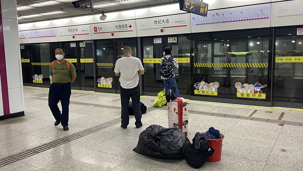 5月22日，刘先生一行人辗转5个小时来到世纪大道地铁站，他们今天的目的地是浦西。