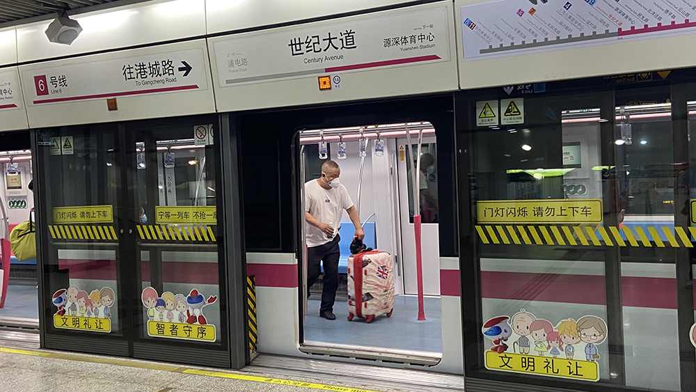 刘先生一行人坐上了6号线地铁，想过江到浦西，到港城路站换乘是当前最可行的方式。
