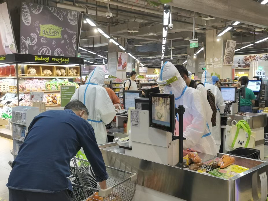 恢复营业后，永辉超市优先订购了许多活鲜，如活鱼、活虾等，还有蔬菜、水果。本文图片均为闵行区 供图